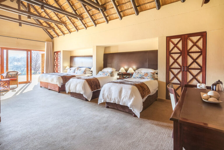 Kloofzicht Lodge & Spa — chalet kitchen