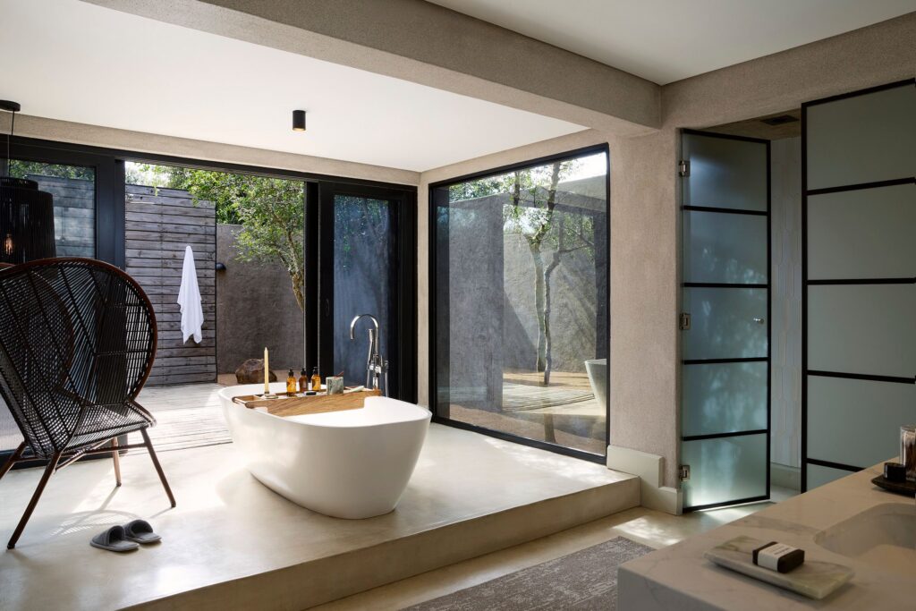 Lion Sands Ivory Lodge — suite bathroom