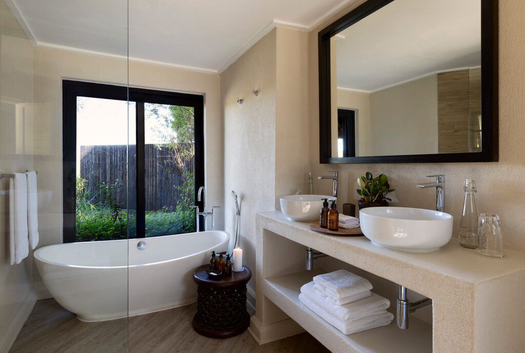 Lion Sands River Lodge — luxury room bathroom