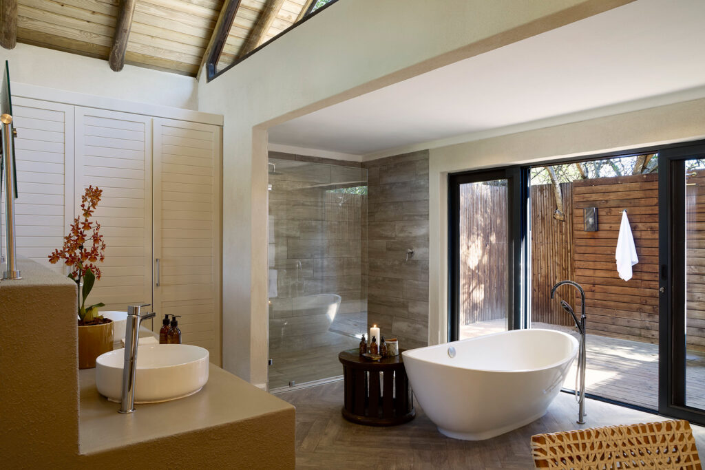 Lion Sands River Lodge — superior luxury room bathroom