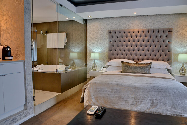 The Cape Milner – Cape-Milner-Executive-Suite-bed-with-bathroom