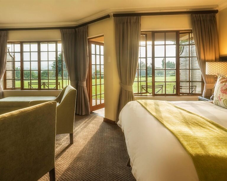 Champagne Sports Resort – Family Room Bedroom With Lounge Area And Veranda With Mountain View