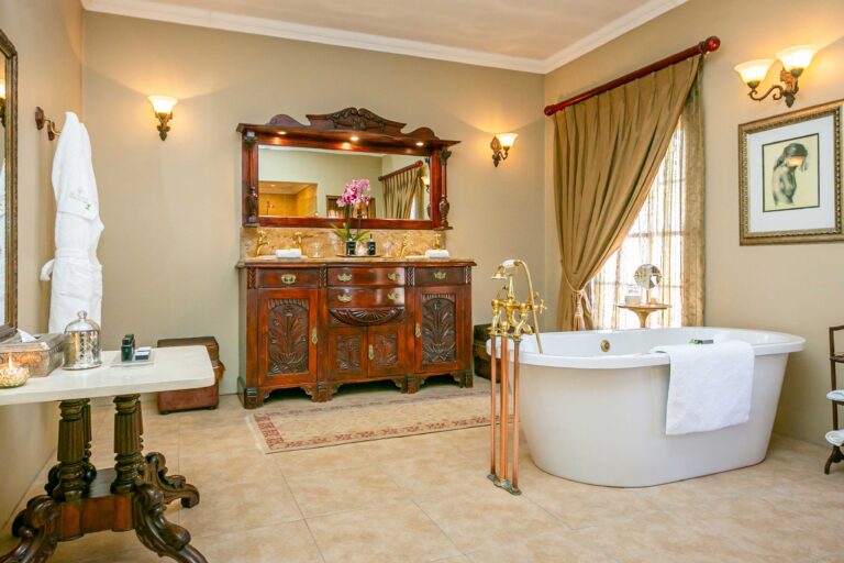 La Plume Boutique Guest House — executive suite bathroom