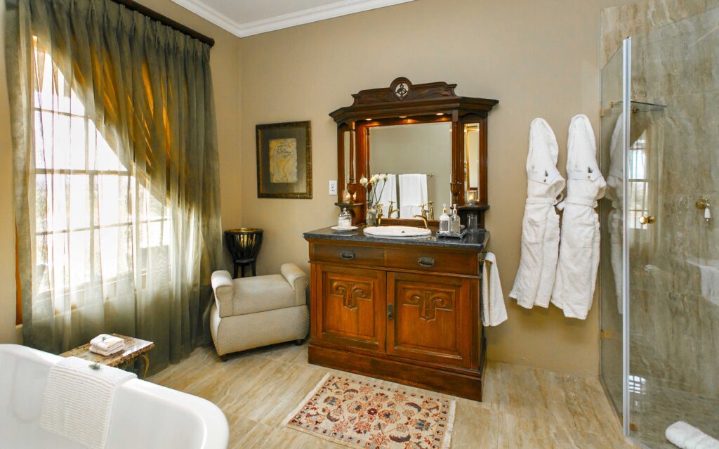 La Plume Boutique Guest House — honeymoon suite bathroom