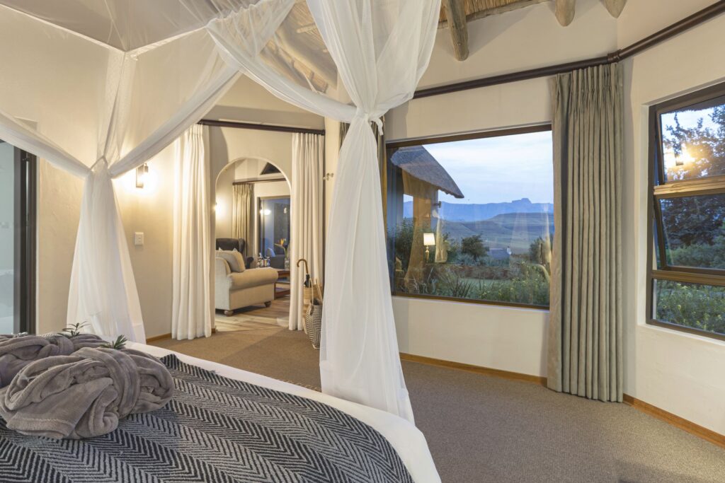Montusi Mountain Lodge — suite bedroom, lounge