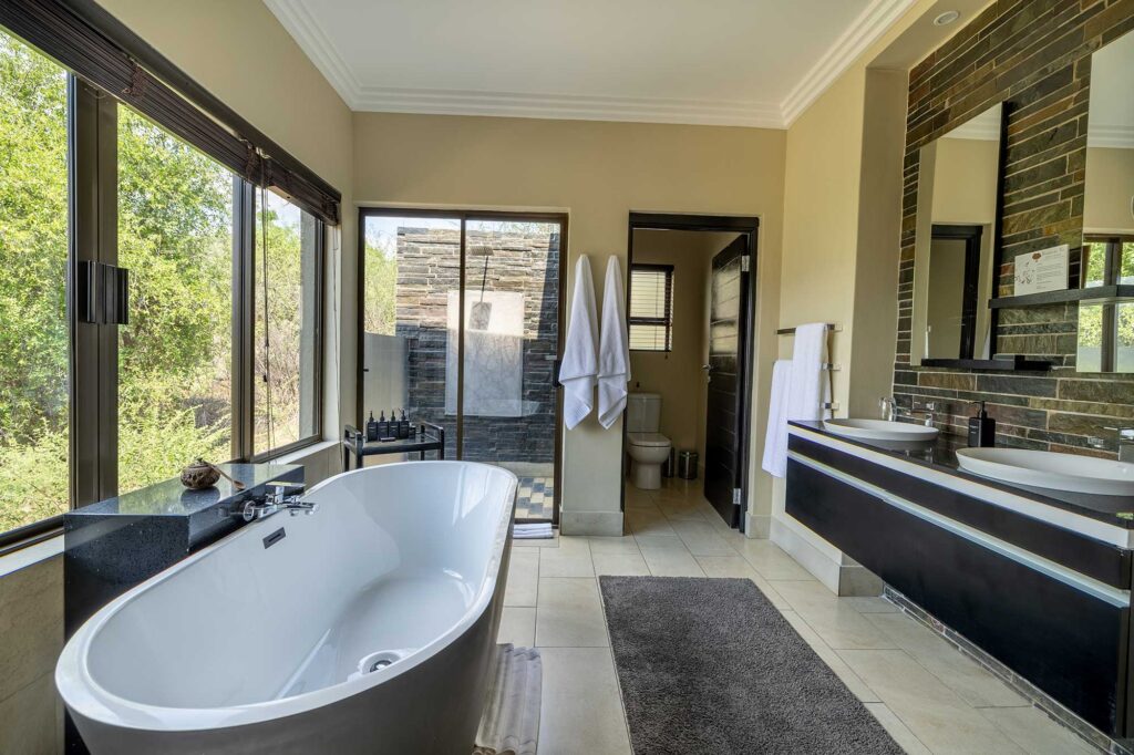 Shepherd's Tree Game Lodge – Shepherds Tree Standard Suite Bathroom