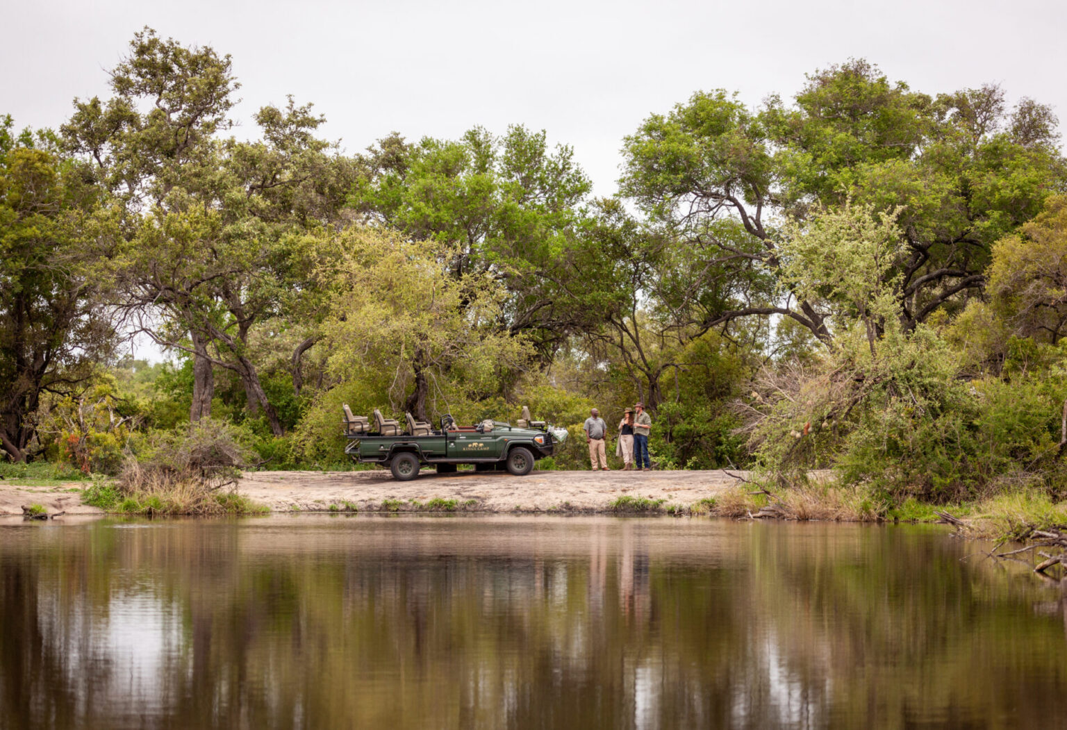 Kings Camp Private Game Reserve — safari dining area, drinks