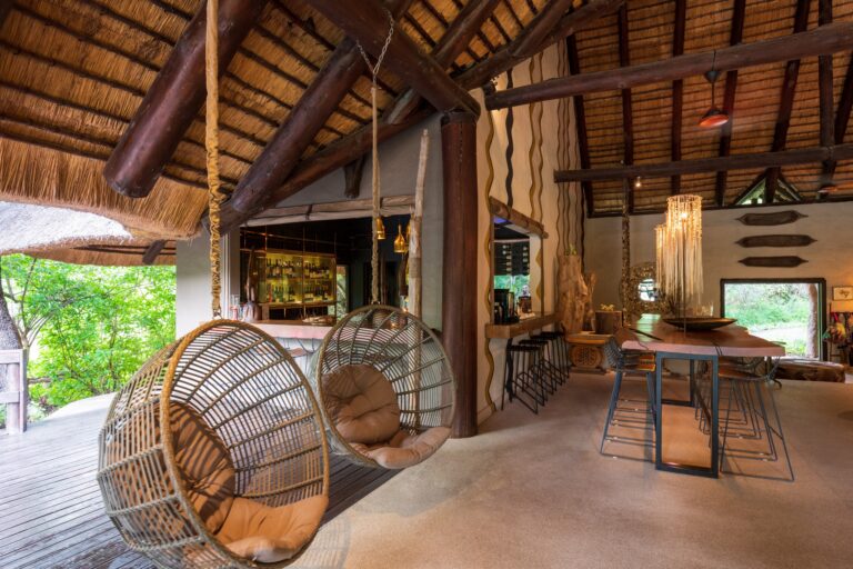 Sabi Sabi Little Bush Camp – Relax in the sophisticated Little Bush Camp lounge or have a refreshment at the bar.