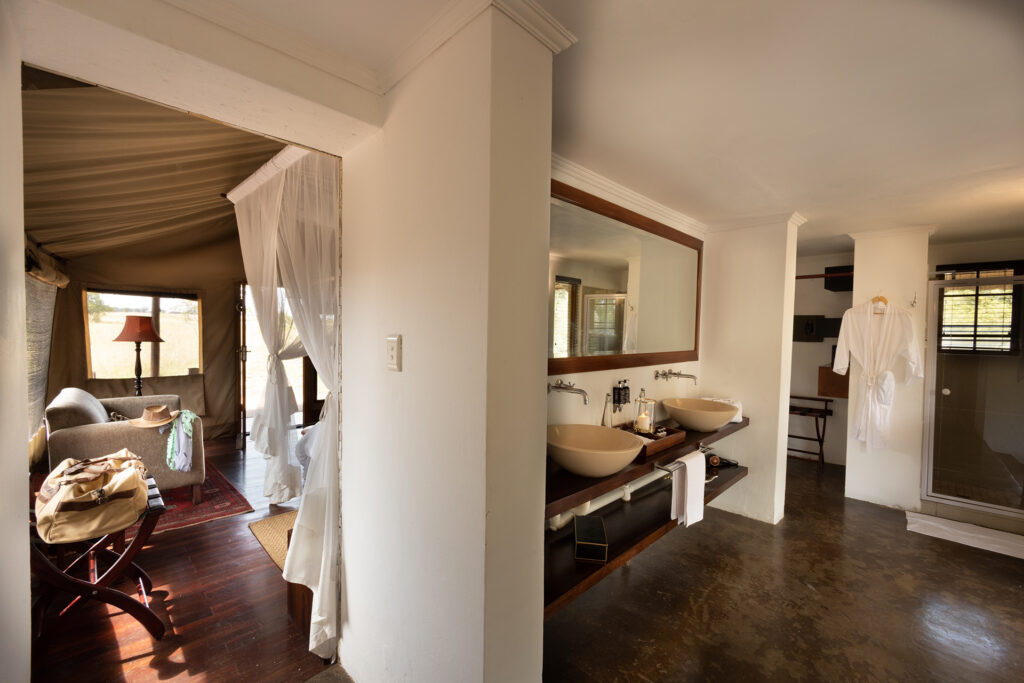 Safari Plains — suite bathroom