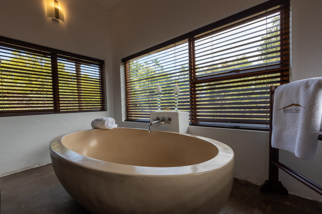 Safari Plains — suite bathroom