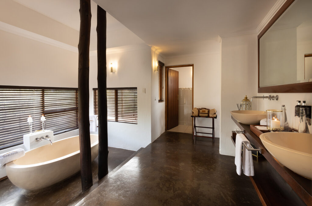 Safari Plains — suite bathroom